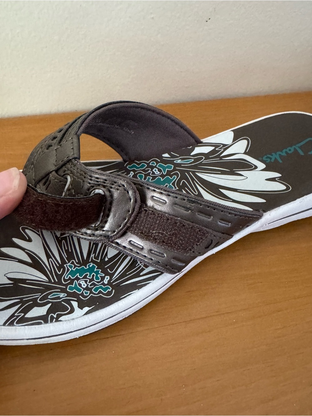 Clarks Bronze Thong Sandals - Size 7 - Picture 5 of 8